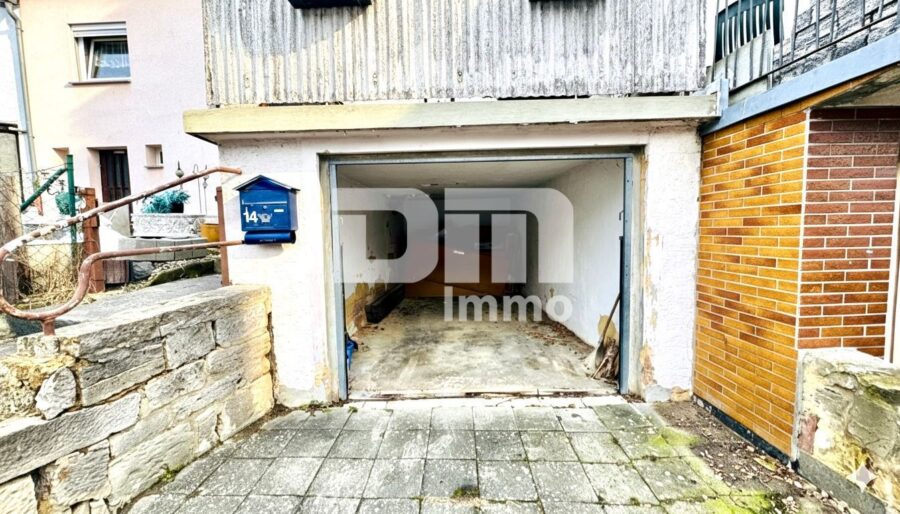 Schöne Doppelhaushälfte in schöner Wohnlage mit Panoramablick, Gartenbereich und Garage - Garage